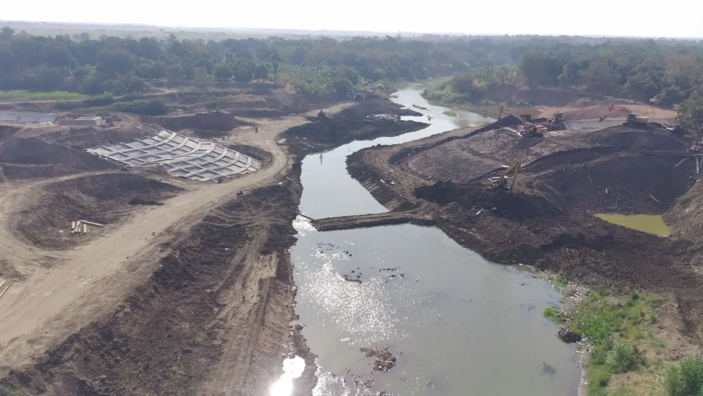 Pembuatan saluran irigasi berbentuk talang