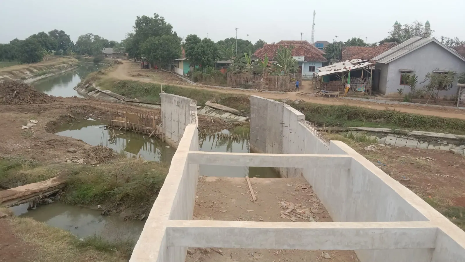 Pembuatan jembatan akses jalan inspeksi saluran